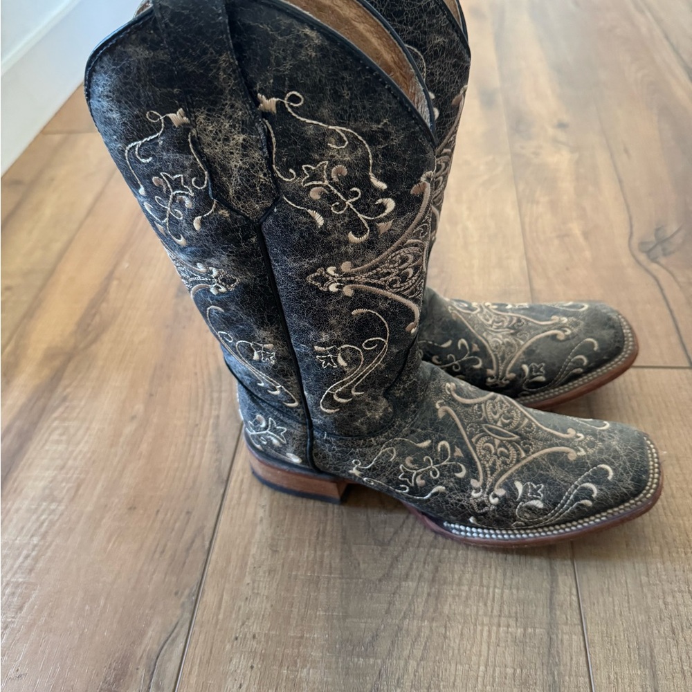 Circle G Distressed Black Embroidered Boots